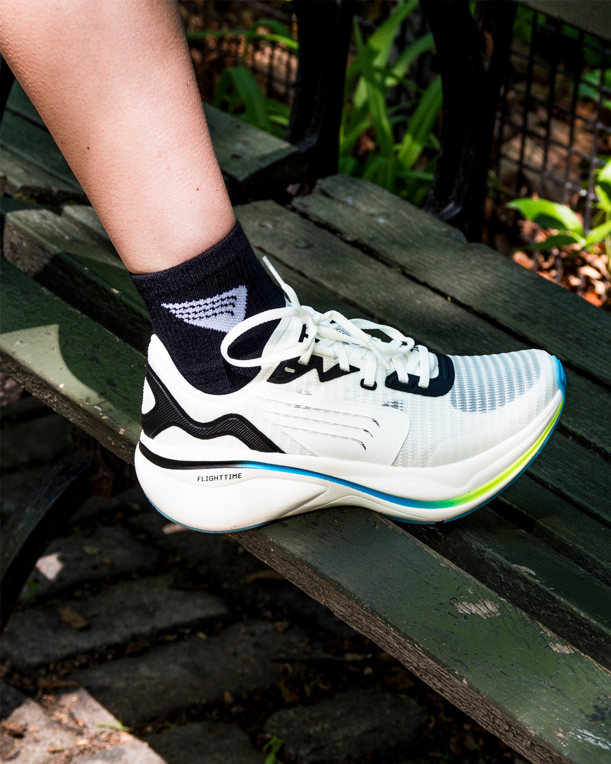 ::114 White/Aqua